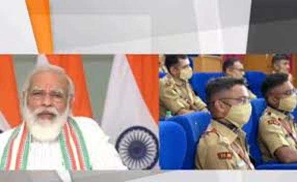 पीएम मोदी की युवा पुलिस अफसरों को सीख - चिपकने वाले सेवादारों से बचें